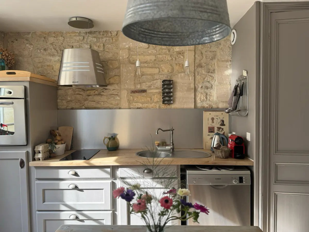 Rez-de-chaussée du gîte : séjour, cuisine et chambre (photo 18)